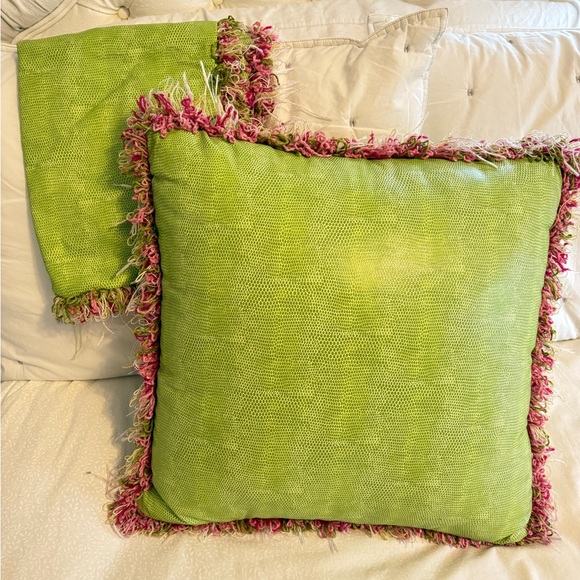 18” Lime Green skin embossed vinyl pillow cover set of 2 - Picture 2 of 4
